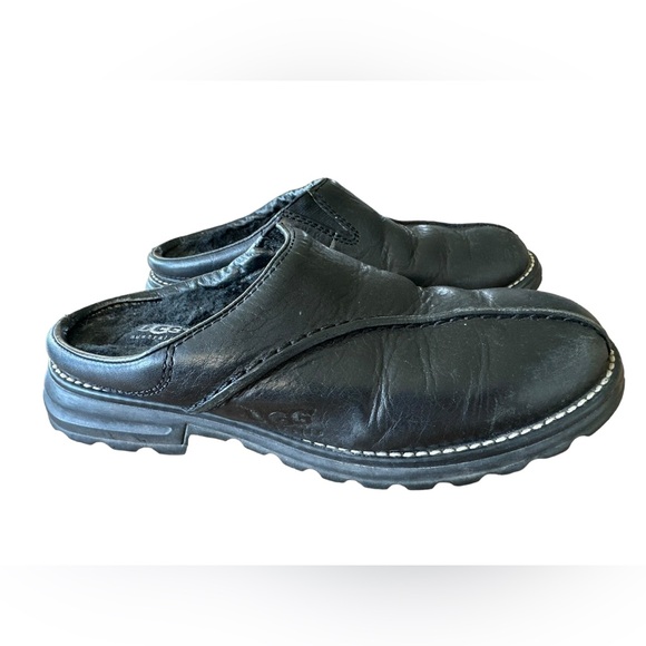 UGG Shoes - UGGS Classic Womens 6 Black Leather Clogs Shoes B17